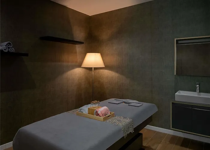 Otel Moevenpick Living West *