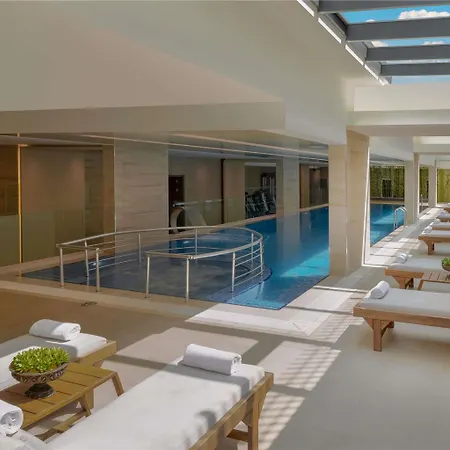 Otel Moevenpick Living West *