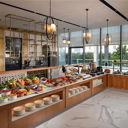 Hotel Moevenpick Living West *
